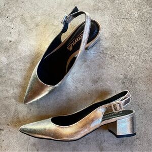 L’intervalle silver metallic sling back block heels